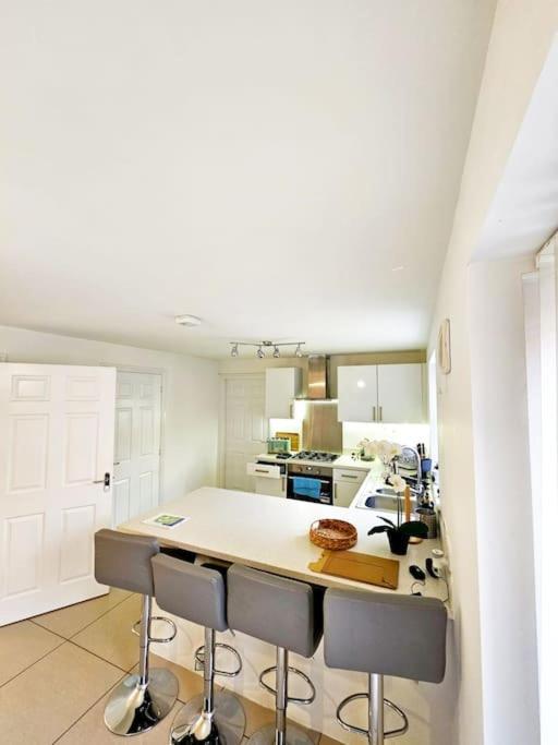 Spacious Modern 4bd House *