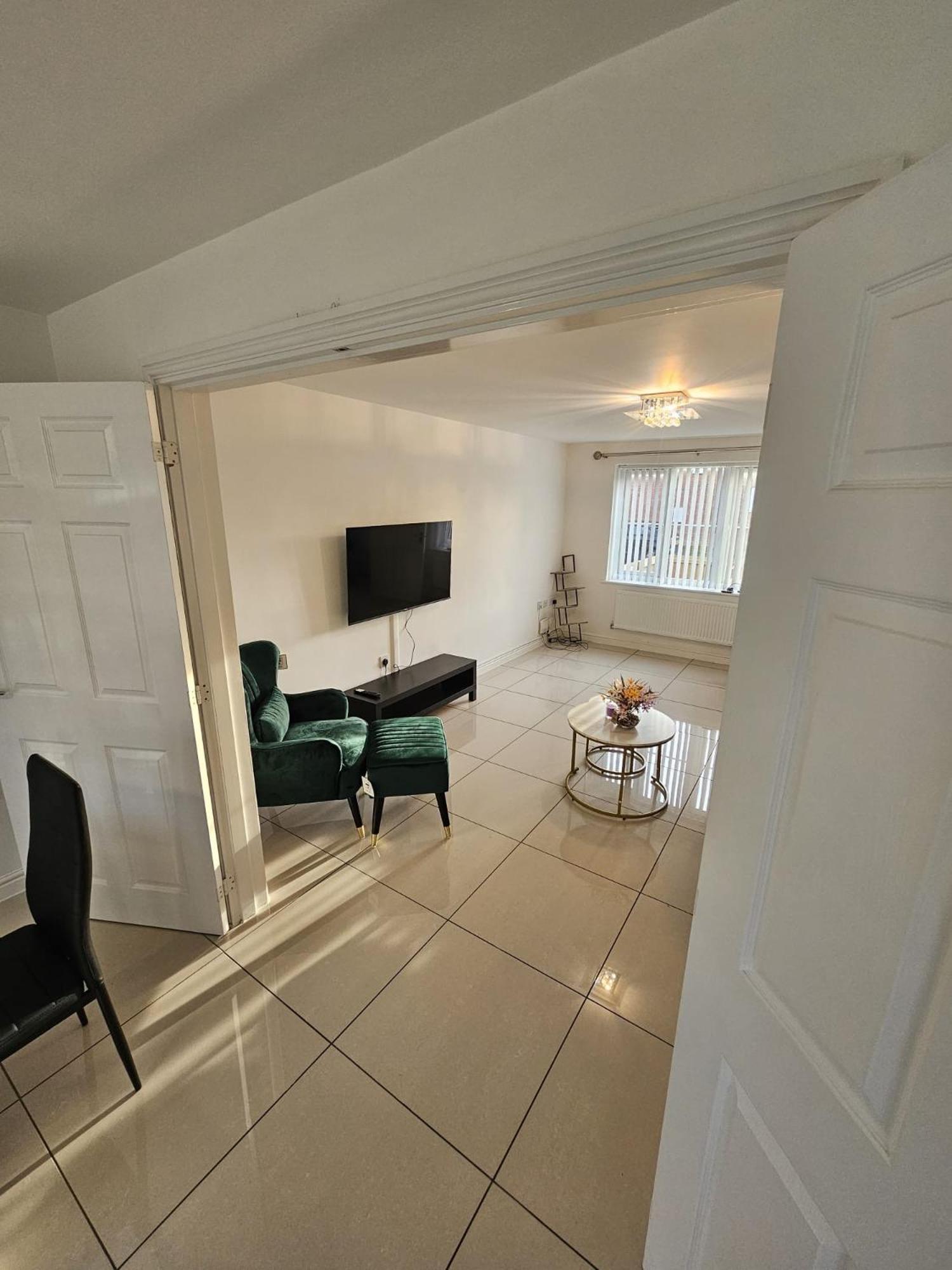 Spacious Modern 4bd House Apartment