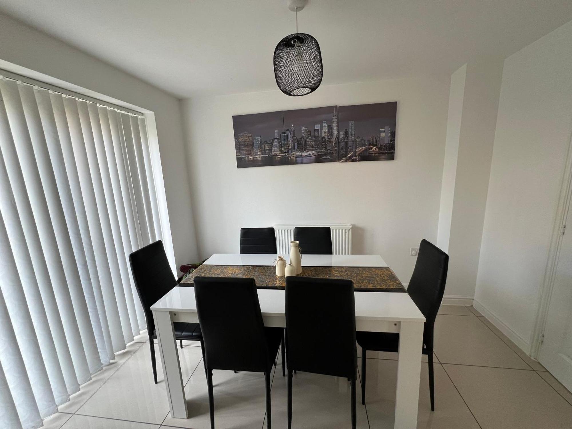 Spacious Modern 4bd House Apartment *