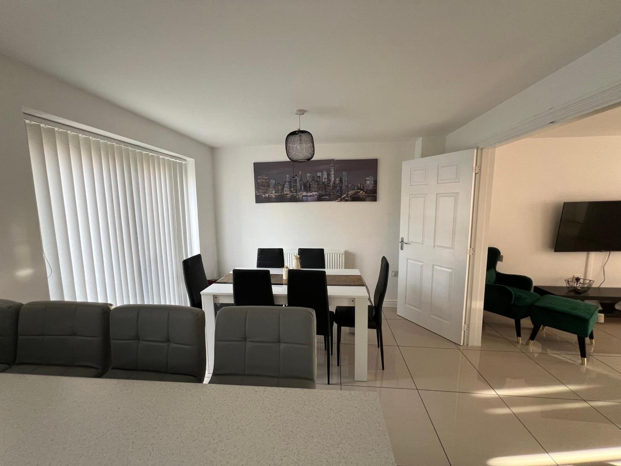 Spacious Modern 4bd House *