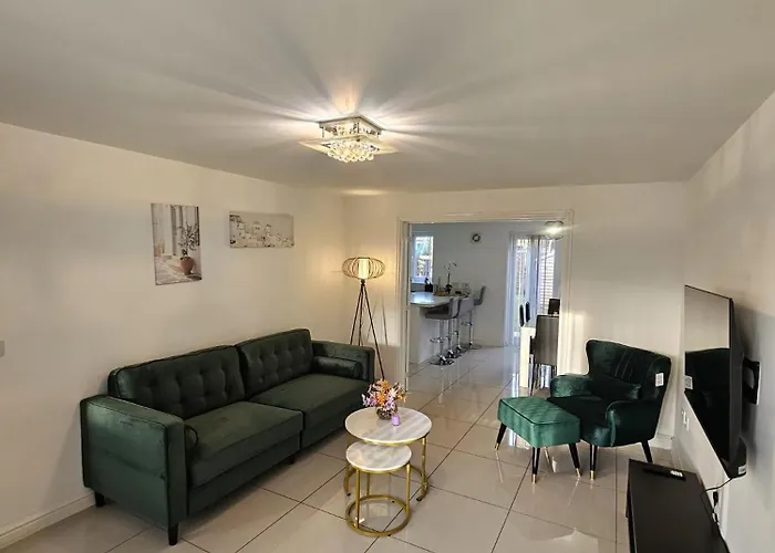 Spacious Modern 4Bd House