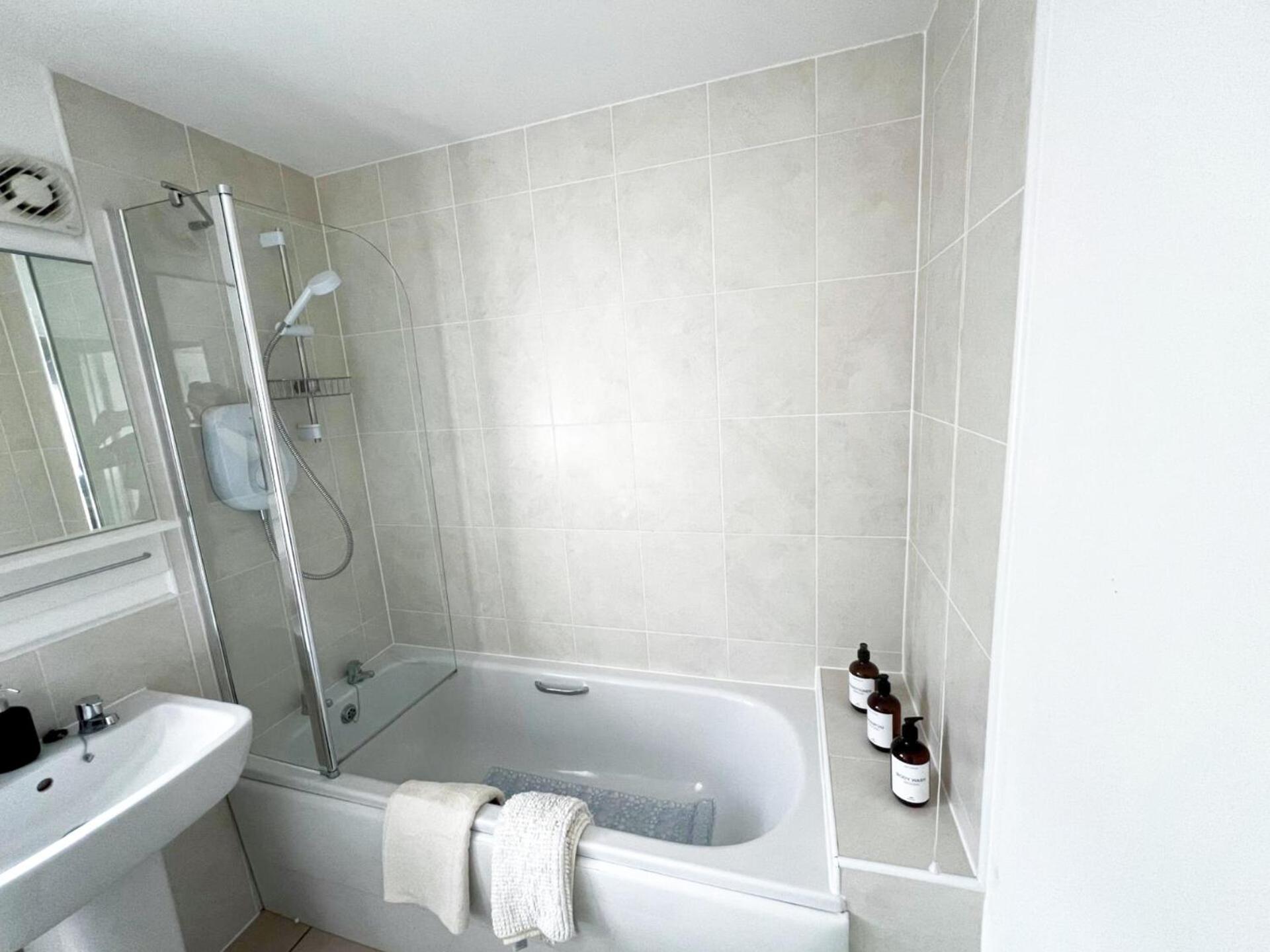 Spacious Modern 4bd House Apartamento Kingston upon Hull