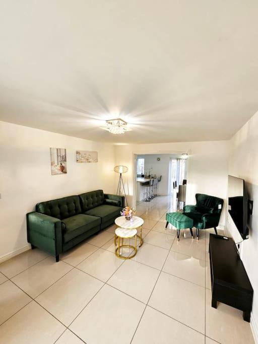 Spacious Modern 4bd House